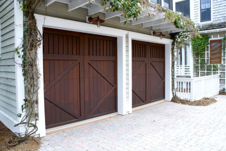 Brama garażowa – jaką wybrać? Rodzaje drzwi garażowych